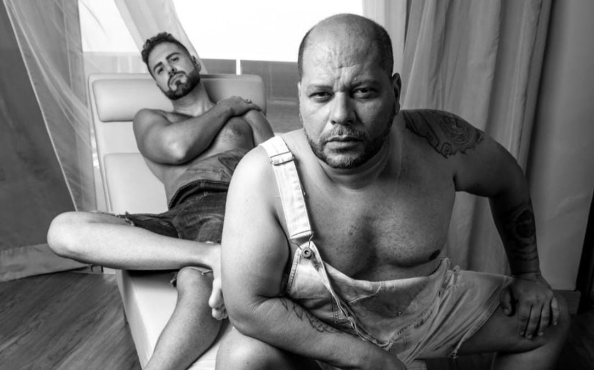 O casal homoafetivo Betoh Cascardo, influencer, e Bernardo Langlott, ator, está sendo mais uma vez alvo de ataques homofóbicos nas redes sociais.